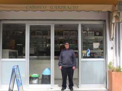...sottolinea il 65enne Gaetano, che dal 1990 gestisce il �chiosco Garibaldi�, un bar color ocra situato di fronte al monumento